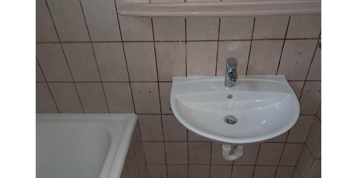 Anfragen NUR per E-Mail. Mini 4-Zimmer Wohnung im 3-OG in der Nähe Innenstadt. 4 zimmer