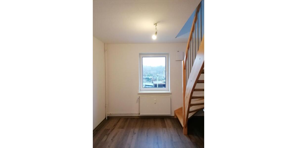 Anfragen NUR per E-Mail. Demnächst. Beliebte Wulsdorf. 2-Zimmer Romantische Maisonette Wohnung über 2 Ebenen mit Sichtbalken, Balkon und PKW-Stellplatz. 2 zimmer