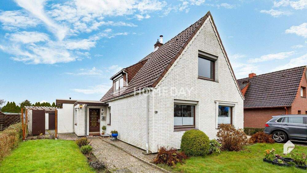 Teilsaniertes Einfamilienhaus mit großem Grundstück, Terrasse, Nebengebäude und Garage | Surheide 5 zimmer