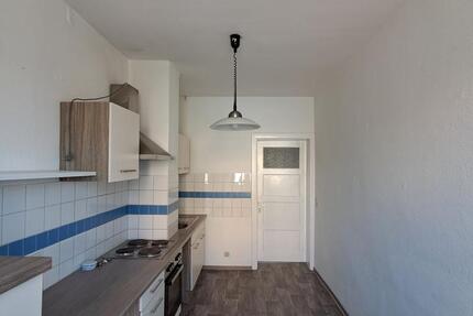 Anfragen NUR per E-Mail. Mini 3-Zimmer Wohnung mit EBK im 1-OG in der Nähe Innenstadt. zimmer