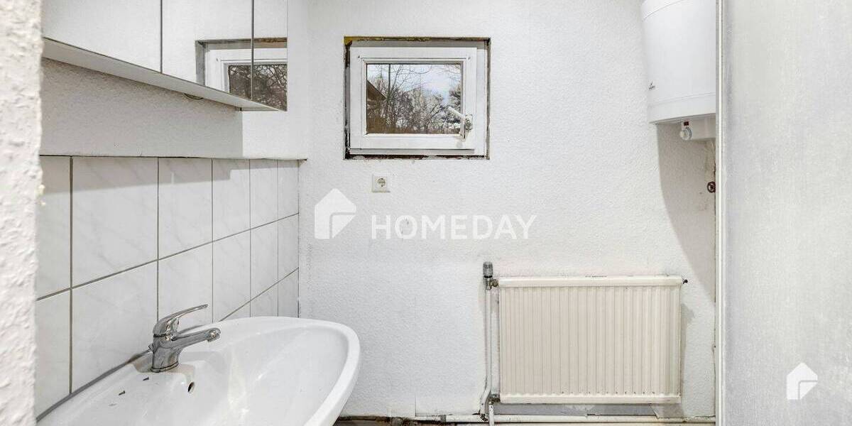 Teilsaniertes Einfamilienhaus mit großem Grundstück, Anbauten sowie 2 Garagen | BHV-Lehe 5 zimmer