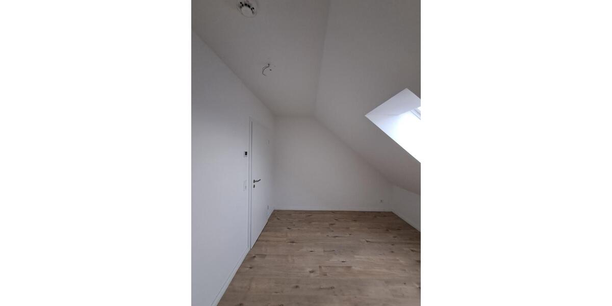 Anfragen NUR per E-Mail. Beliebte Wulsdorf. Bj 2022. Gepflegte 3-Zimmer 87 qm Wohnung mit offener Küche, Balkon, Aufzug, GarderobenraumAK, Fußbodenheizung und PKW-Stellplatz. 3 zimmer