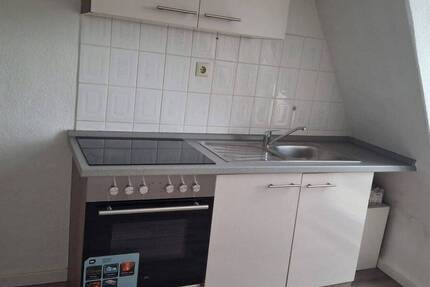 Schöne 2 ZKDB mit EBK im 3.OG DG zu vermieten mit Balkon 2 zimmer