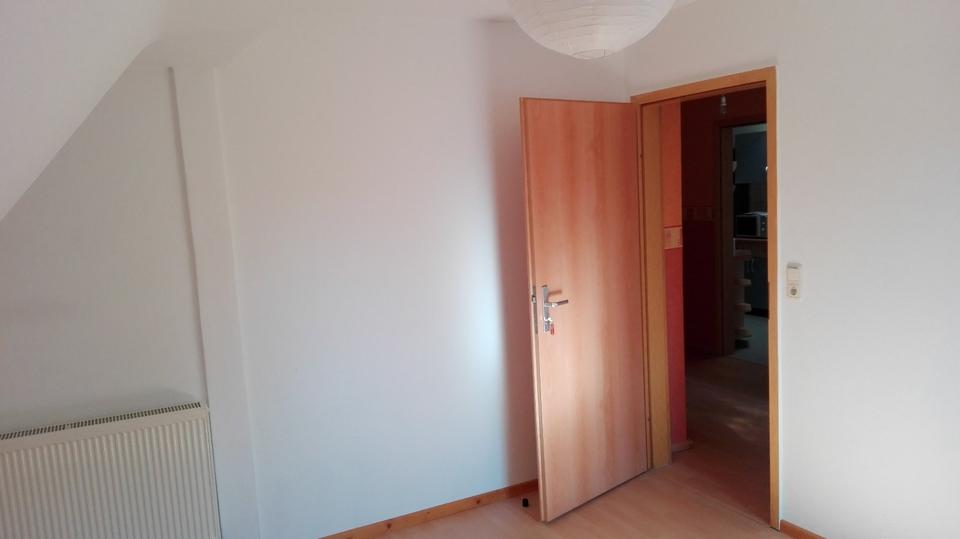 1 Zimmer in einer ruhigen Studentinnen-Wohnung. Warmmiete =270€ 1 zimmer