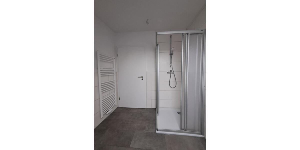 Anfragen NUR per E-Mail. Beliebte Wulsdorf. Bj 2022. Gepflegte 3-Zimmer 87 qm Wohnung mit offener Küche, Balkon, Aufzug, GarderobenraumAK, Fußbodenheizung und PKW-Stellplatz. 3 zimmer