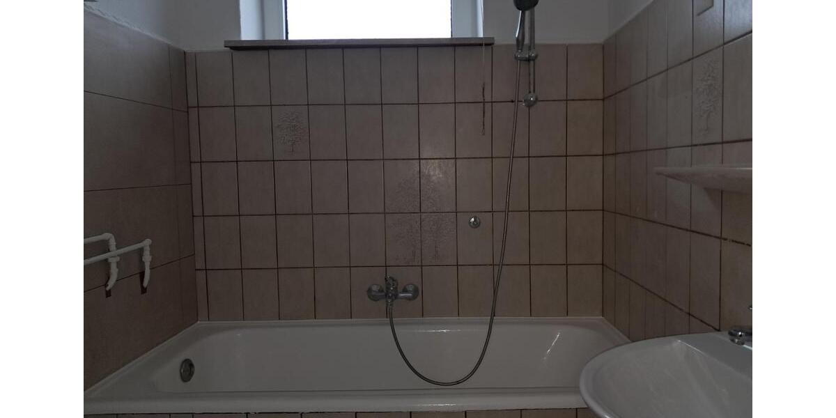 Anfragen NUR per E-Mail. Mini 4-Zimmer Wohnung im 3-OG in der Nähe Innenstadt. 4 zimmer