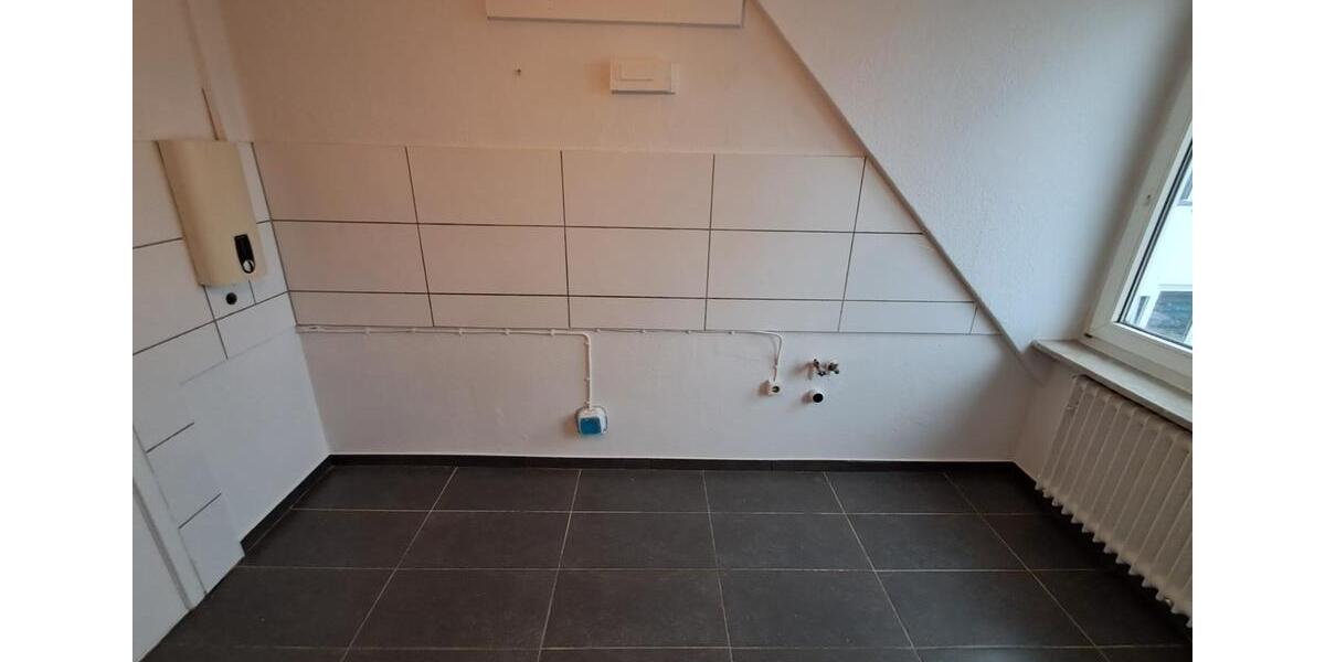 Anfragen NUR per E-Mail. Günstige 3-Zimmer Wohnung im 4-OG in der Nahe Kistner-Gelände. 3 zimmer